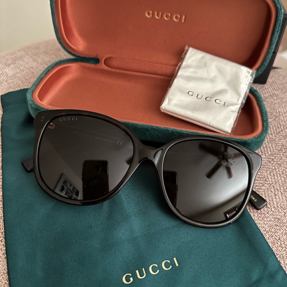GUCCI Large cat eye sunglasses